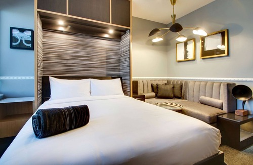 Rosemont Hotel | The Rose Chicago, Tapestry Collection by Hilton