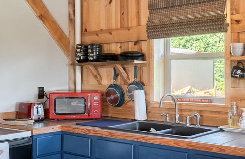 Kent Cabin | The Rustic Retreat: Elegant cabin with WiFi & AC in an enchanting location!