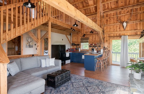 Kent Cabin | The Rustic Retreat: Elegant cabin with WiFi & AC in an enchanting location!