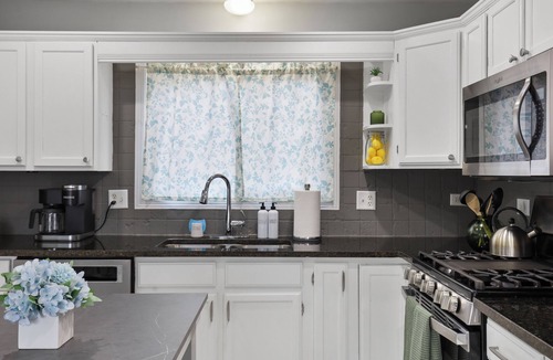 Bensenville House | The Skyway - 5+beds