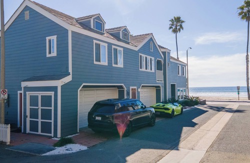 Townsite House | The Strand 920 Beach House.