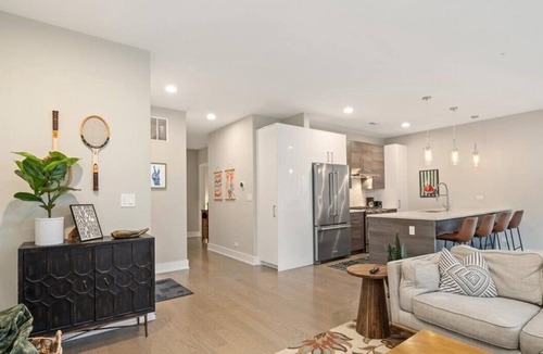 Pilsen Condo | The Suite Spot Eclectic Modern Central Sleeps 6