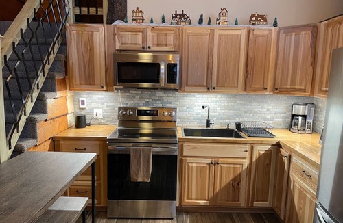 Ludlow Apartment | The Treehouse at 11 Gables Ludlow – Dining, Shopping & Okemo Shuttle