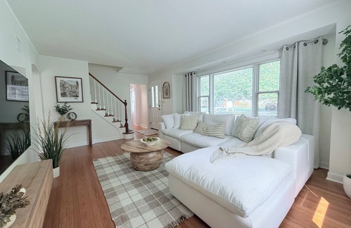 Arlington Heights House | The Vail/House/Hot Tub/Fire pit/Tesla charger/Garage