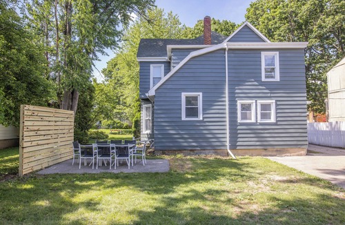 Champaign House | The White House - Close to campus + downtown - lots of room for everyone