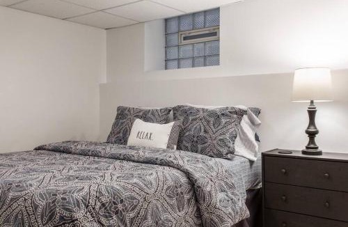Wrigleyville Apartment | The Wrigleyville Deluxe -Steps from Wrigley Sleeps 10