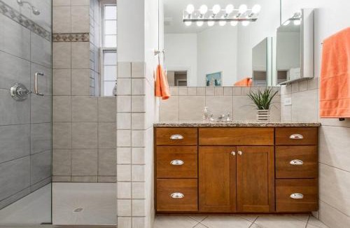 Wrigleyville Apartment | The Wrigleyville Deluxe -Steps from Wrigley Sleeps 10