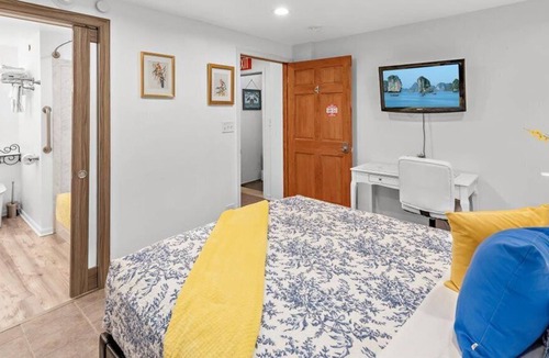 Plato Center House | The Yellow Queen Family Room with Luxury ensuite full restroom