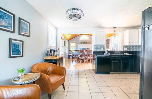 Middletown House | #TheFlightdeck | Stylish Home Near Newport & Navy