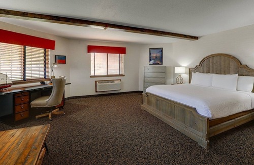 Peoria Hotel | Theme Suite with Fireplace & Dry Bar! Stoney Creek Peoria, Pool