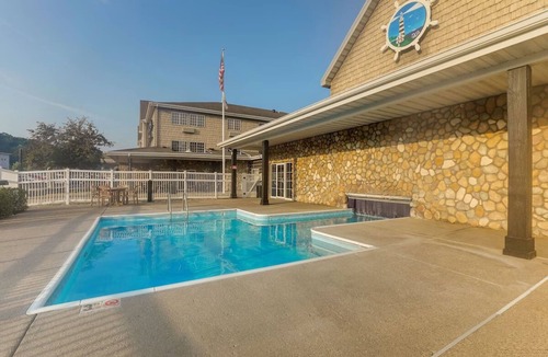 Peoria Hotel | Theme Suite with Whirlpool in Stoney Creek Peoria! Free Breakfast