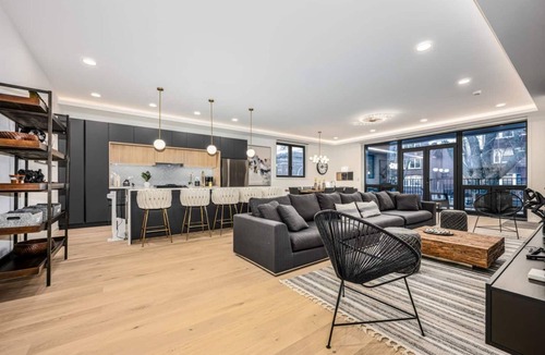 Uptown Apartment | This holiday home is a 4 bedroom(s), 2 bathrooms, located in Chicago, IL.