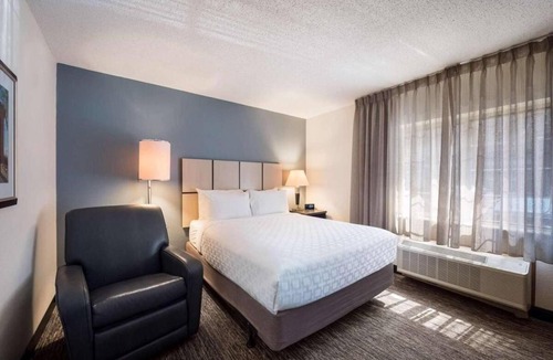 Schiller Park Hotel | THREE Convenient 1BR Suites with Kitchens, Pets Are Welcome, Airport Shuttle!