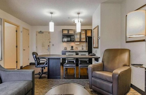 Schiller Park Hotel | THREE Convenient 1BR Suites with Kitchens, Pets Are Welcome, Airport Shuttle!