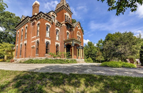 Petersburg House | Three Pines Petersburg - Luxurious 10 Bedroom Home in Historic Petersburg