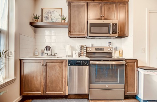 Springfield House | Timeless Elegance | Walk to Capitol & Attractions | Historic Luxury