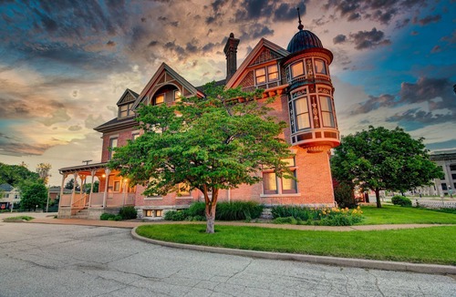 Springfield House | Timeless Elegance | Walk to Capitol & Attractions | Historic Luxury