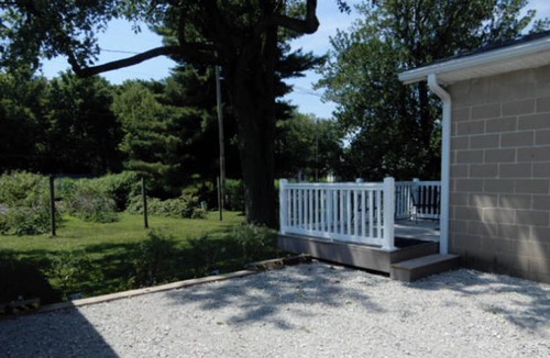 Niantic House | Tiny Home Between Decatur & Springfield 1 mile north of I-72