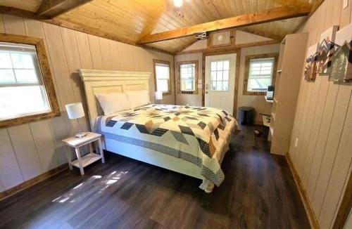 Purlear House | Tiny Home Creekside Nature Escape, Hot Shower, WIFI, Peaceful
