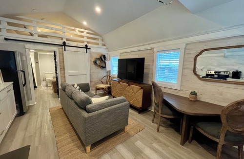 North Charleston Cottage | Tiny house monthly rental with small office in central North Charleston with AC