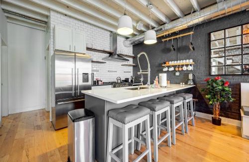 West Town Apartment | Top Floor in the Heart of West Town! Perfect for Any Group and PET FRIENDLY! apts