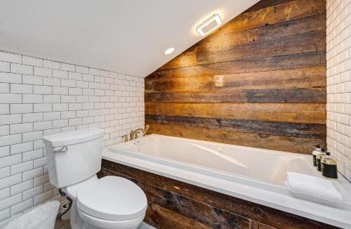 West Town Apartment | Top Floor in the Heart of West Town! Perfect for Any Group and PET FRIENDLY! apts