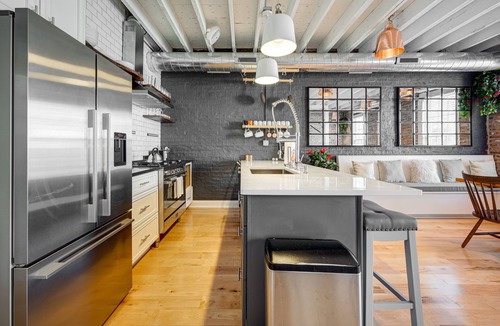 West Town Apartment | Top Floor in the Heart of West Town! Perfect for Any Group and PET FRIENDLY! by AllSet Turnover