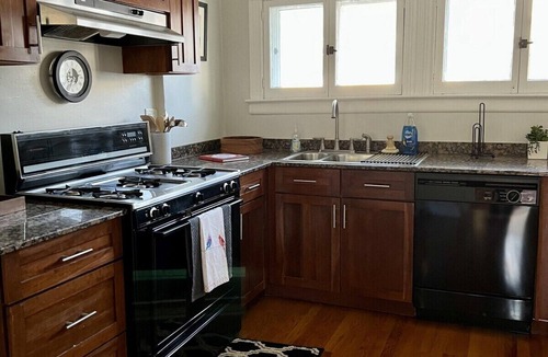 Oak Park Apartment | Top floor of Historic Oak Park Villa/Grge: 2Cars
