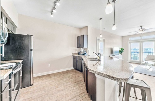 South Congress Apartment | Top Floor SoCo 2BR King Suite | 8 mins to Downtown