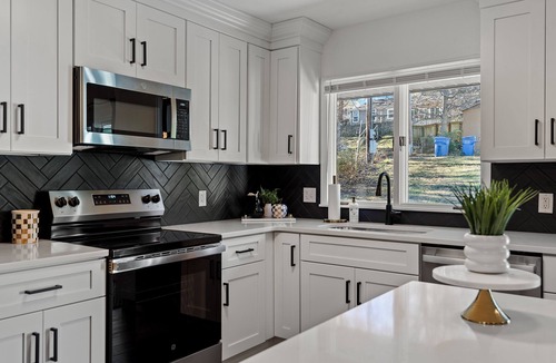 Petersburg House | Top-Rated Premier 3-Bedroom Spotless & Charming Home