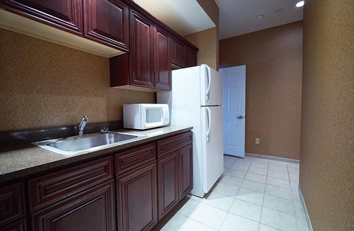 Quincy Hotel | Town & Country Inn and Suites