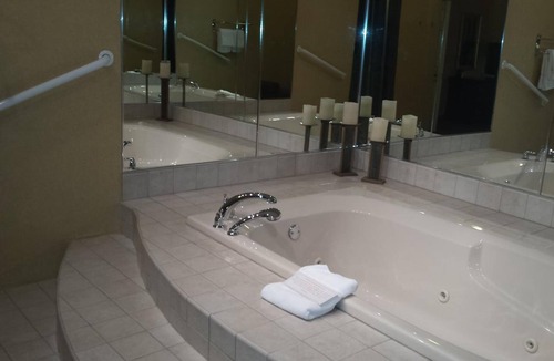 Quincy Hotel | Town & Country Inn and Suites