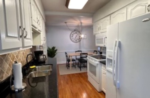 Elk Grove Village House | Tranquil 3-bedroom house with AC in Elk Grove Village
