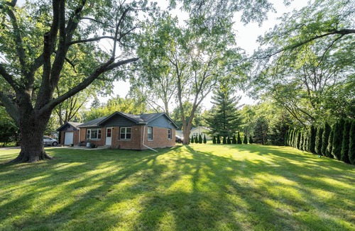 Burr Ridge House | Tranquil 3-Bedroom House with Pond View, Spacious Backyard, and Modern Amenities