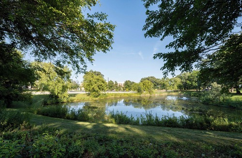 Burr Ridge House | Tranquil 3-Bedroom House with Pond View, Spacious Backyard, and Modern Amenities