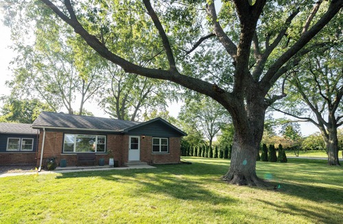 Burr Ridge House | Tranquil 3-Bedroom House with Pond View, Spacious Backyard, and Modern Amenities