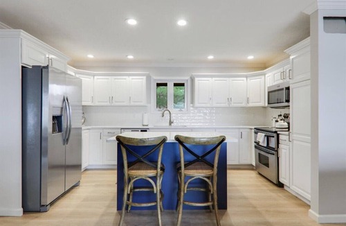 Graymont House | Tranquil Lakefront Retreat: Your Perfect Getaway on Lake Bloomington