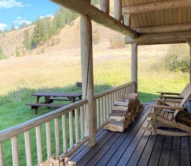 Darby House | Tranquil Mountain Glamping Retreat: Stunning Log Cabin with in Darby, MT