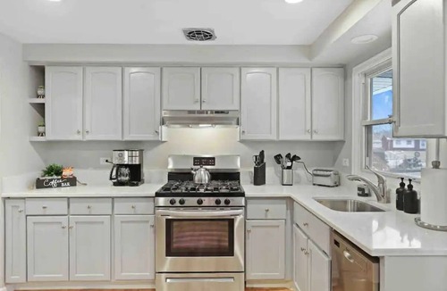 Wasco House | Tranquility 4BR Schaumburg