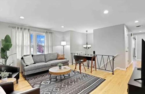 Wasco House | Tranquility 4BR Schaumburg