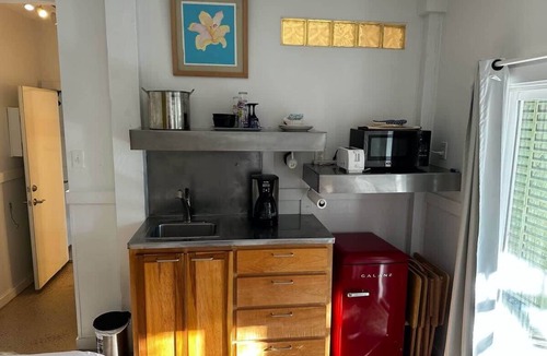 Wilmington Beach Apartment | Tree House Hideaway