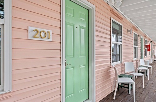 Windy Hill Apartment | TreeHouse Lodge, Walk to Beach, Pet-Friendly 201