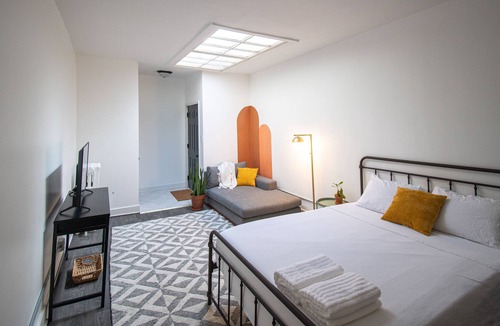 North Chicago Apartment | Trendy & Cozy Studio near Great Lakes | Six Flags