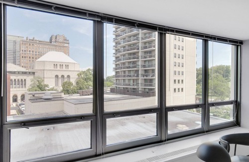 Lake View East Apartment | Trendy Lakeview 1BR w/Deck, Pool & Gym, nr Lincoln Park, by Blueground