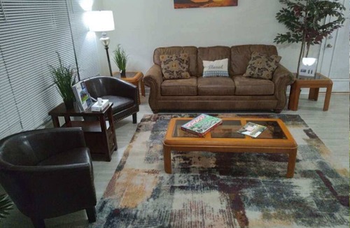 Russell House | Trendy! Pro Cleaned, Self Check In - Sleeps 10