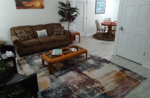 Russell House | Trendy! Pro Cleaned, Self Check In - Sleeps 10