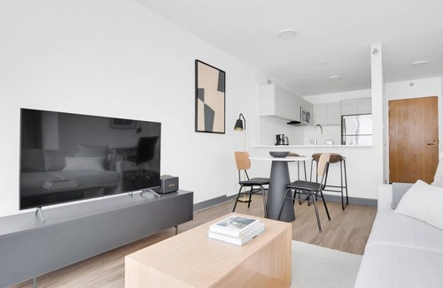 Streeterville Apartment | Trendy Streeterville Studio w/Deck & Pool, close to Beach, by Blueground
