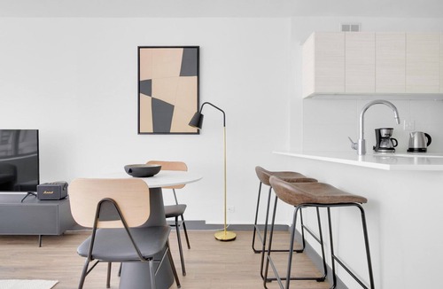 Streeterville Apartment | Trendy Streeterville Studio w/Deck & Pool, close to Beach, by Blueground
