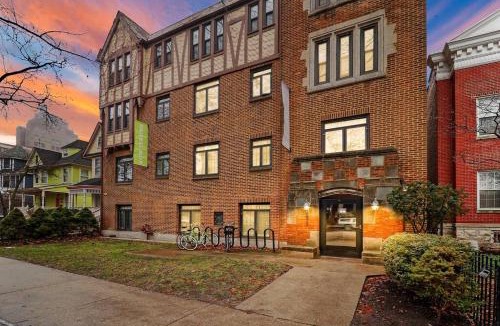 Hyde Park Apartment | Trendy Studio Apartment in Chicago - Kenwood 103 & 303 rep