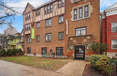 Hyde Park Apartment | Trendy Studio Apartment in Chicago - Kenwood 103 & 303 rep